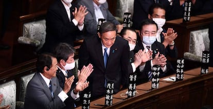 Yoshihide Suga saluda en el Parlamento japonés tras ser elegido primer ministro. 