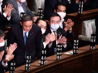 Yoshihide Suga saluda en el Parlamento japonés tras ser elegido primer ministro.