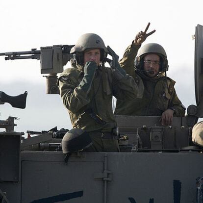 Soldados en un blindado israelí en la frontera de la franja de Gaza.