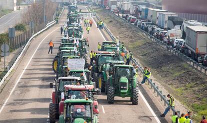 Una caravana de tractores de olivareros cortan las principales carreteras de Jaén, el jueves. 