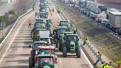 Una caravana de tractores de olivareros cortan las principales carreteras de Jaén, el jueves.