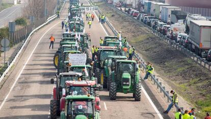 Una caravana de tractores de olivareros cortan las principales carreteras de Jaén, el jueves. 