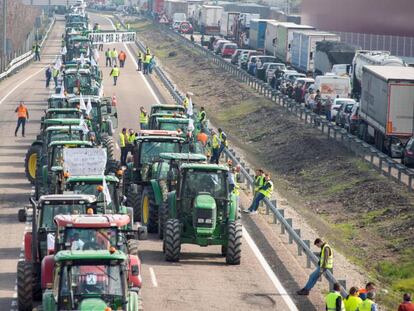 Una caravana de tractores de olivareros cortan las principales carreteras de Jaén, el jueves. 