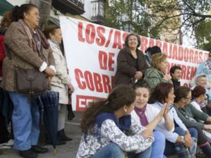 Plantilla del servicio de limpieza de colegios de Jerez, durante una pasada protesta.