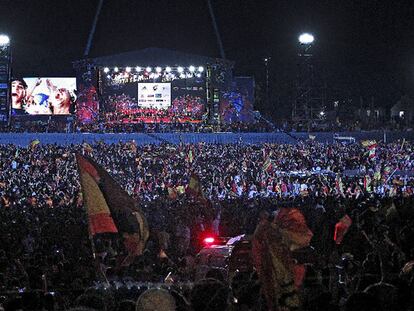 La multitud ante el escenario del puente del Rey donde la selección culminó la fiesta.