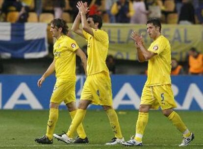 Gonzalo Rodriguez, Diego Godin y Joan Capdevila