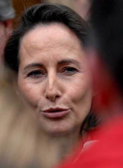 La candidata presidencial francesa Segolene Royal hace unas declaraciones a la prensa durante su visita a Luxemburgo.