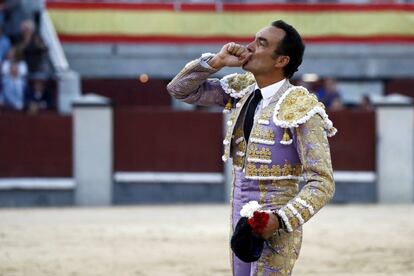 El Cid besa la arena de la plaza madrileña el día de su adiós.