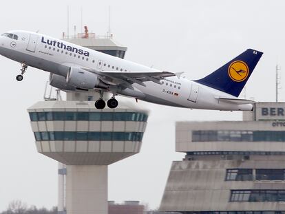 Un avión de Lufthansa en el aeropuerto Tegel de Berlín.