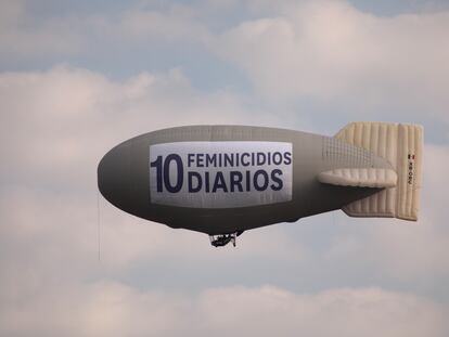 Un zepelín fue puesto en vuelo para exigir justicia ante los casos de violencia y feminicidios registrados en el país.