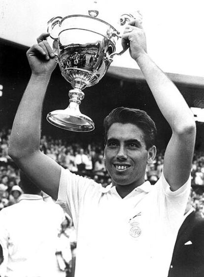 Santana alza el trofeo que le acredita como ganador de la edición de 1966 de Wimbledon.