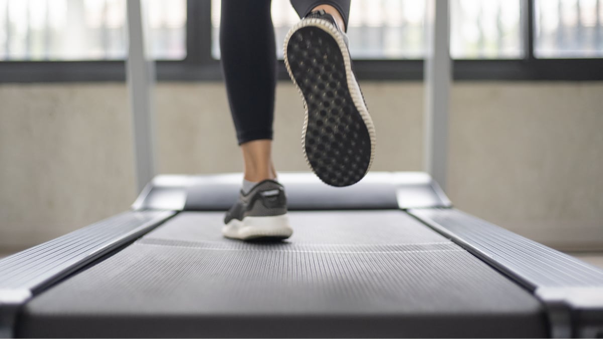Una cinta de correr ayuda a mejorar la resistencia cardiovascular.