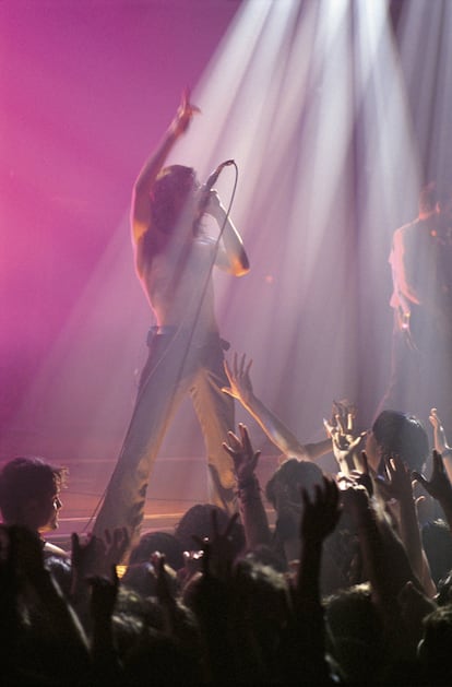 Enrique Bunbury en un concierto en Madrid de Héroes del Silencio en los años noventa. 