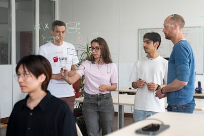 Los fundadores de Tuta junto a parte del equipo, en sus oficinas de Hannover. 
