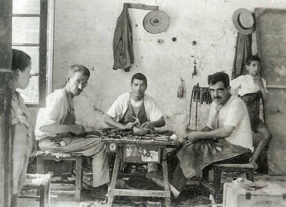 Artesanos tradicionales de Menorca en un taller de calzado.
