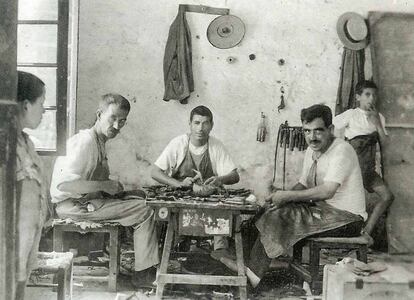 Artesanos tradicionales de Menorca en un taller de calzado.