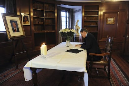 El Primer ministro británico, David Cameron, firma el libro de condolencias por el ex presidente Nelson Mandela en la Alta Comisión de Sudáfrica en Londres.