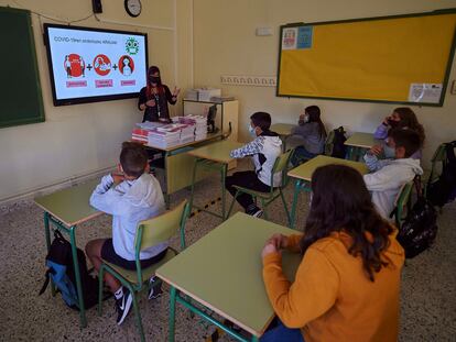 Una profesora explica las medidas de seguridad al alumnado del Instituto de Enseñanza Secundaria IES Askatasuna de Pamplona durante la primera clase del curso.