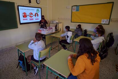 Una profesora explica las medidas de seguridad al alumnado del Instituto de Enseñanza Secundaria IES Askatasuna de Pamplona durante la primera clase del curso.