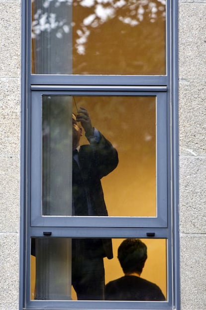 El juez Vázquez Taín cubre la ventana de la sala donde estaba declarando Rosario Porto.