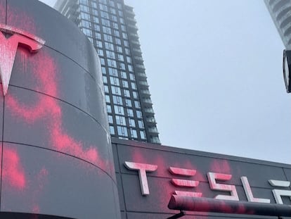 Un grupo de activistas ambientales vandalizan un concesionario de Tesla en Canadá