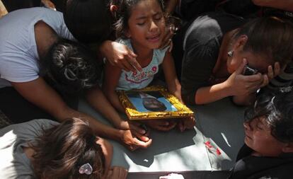 Familiares del preso Nery Ricardo Gomez, una de las víctimas del incendio del penal de Comayagua, lloran por su muerte.