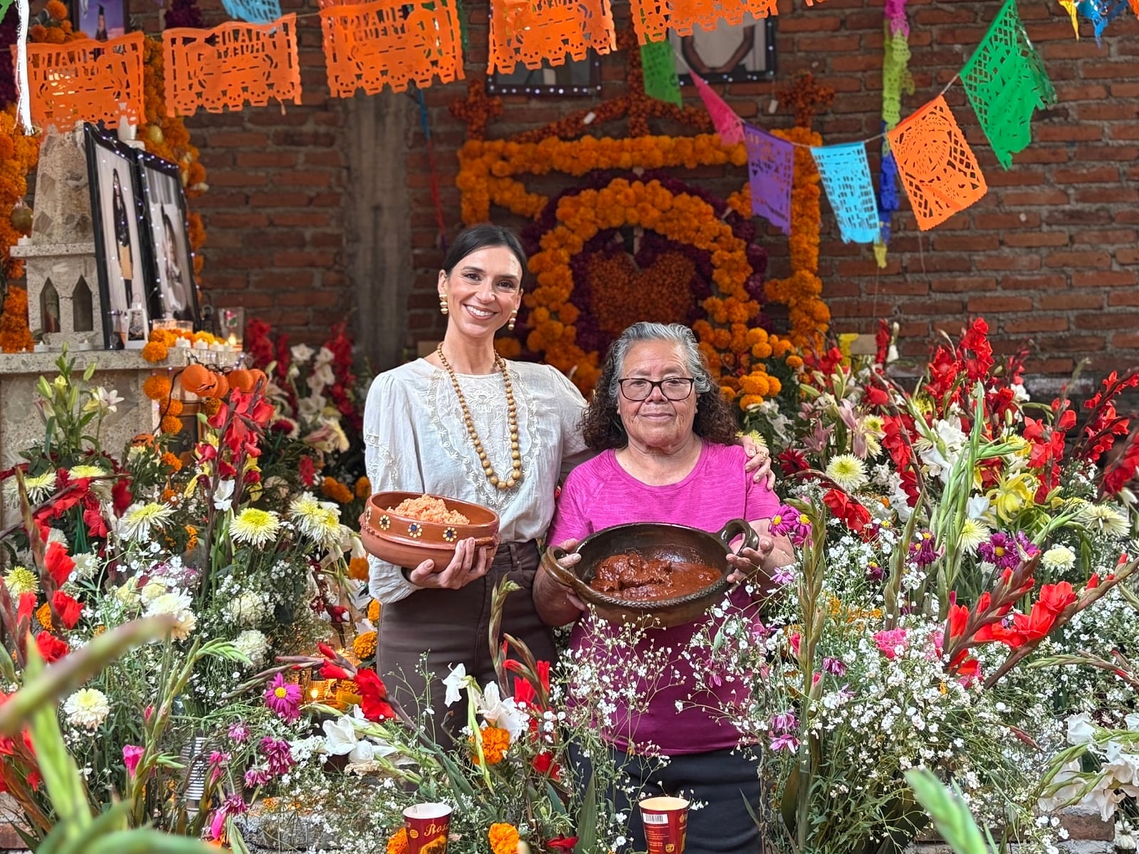 Verónica Zumalacárregui (izquierda) junto a una cocinera mexicana que ha preparado guisos para el Día de Muertos.