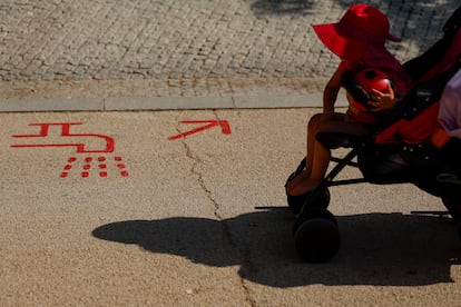  Una marca en el suelo indica dónde se encuentra una fuente en un día de intenso calor en Madrid, este viernes.