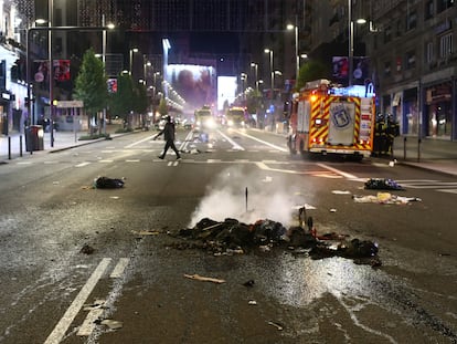 Varios objetos quemados en la Gran Vía de Madrid.