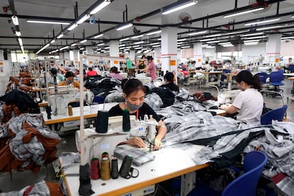 Trabajadores en una fábrica textil de Hanoi, Vietnam