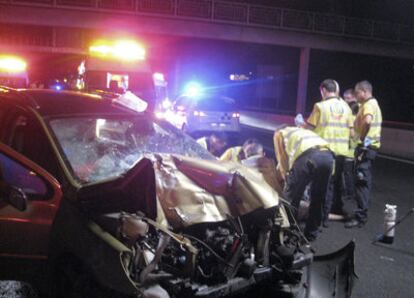 Estado del vehículo de la víctima tras el choque con el camión de basuras esta madrugada.