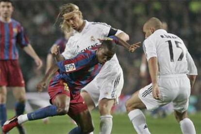 Eto'o intenta regatear a Guti y Raúl Bravo.