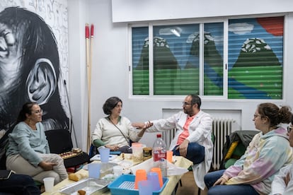 Los participantes del encierro, charlando antes de dormir en el centro de Manoteras.