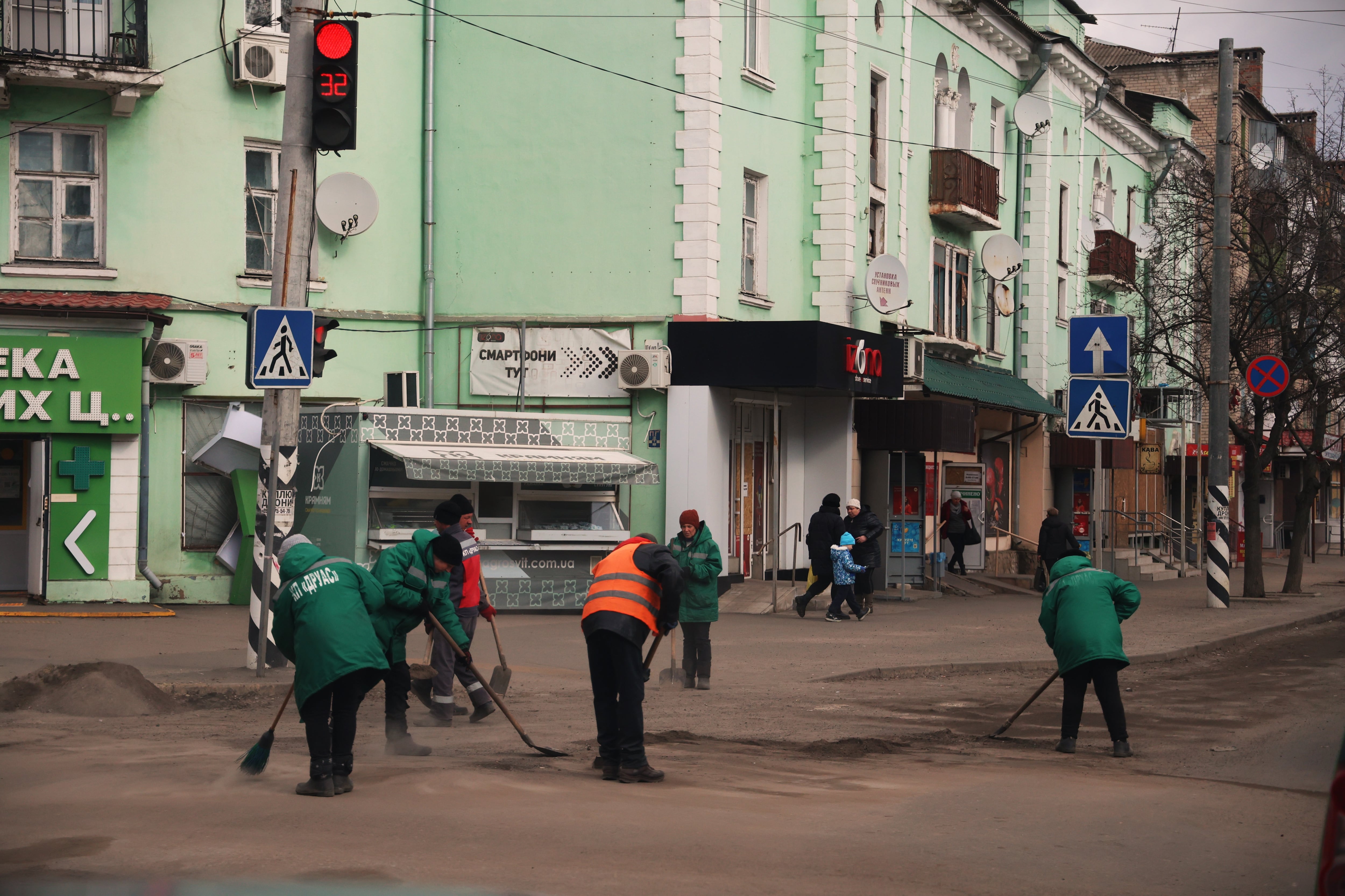 Un grupo de mujeres barren una calle de Kramatorsk el 5 de marzo.