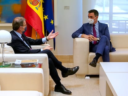 El presidente de Gobierno, Pedro Sánchez, junto al nuevo líder de la oposición, Alberto Núñez Feijóo, en el palacio de la Moncloa.