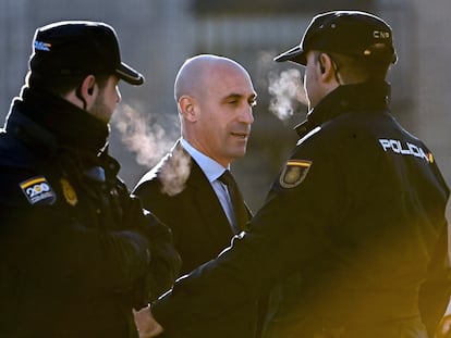 SAN FERNANDO DE HENARES (MADRID), 06/02/2025.- El acusado Luis Rubiales (c), expresidente de la Real Federación Española de Fútbol (RFEF), llega este jueves a la Audiencia Nacional para asistir a una nueva sesión de su juicio por el beso que dio a Jenni Hermoso tras la final del Mundial de 2023 y que ella ha denunciado que no consintió. EFE/ Fernando Villar