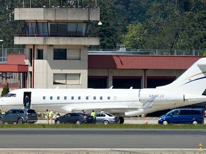 El rey emérito Juan Carlos I bajaba el miércoles las escalerillas del 'jet' privado que lo llevó de Londres al aeropuerto de Vigo.