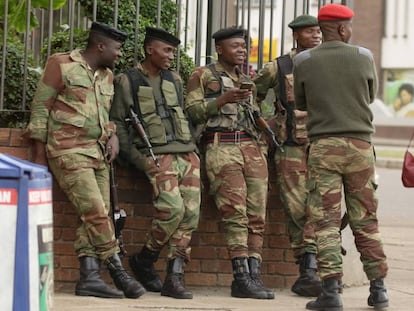 Soldados en una calle en Harare, el 16 de noviembre de 2017.