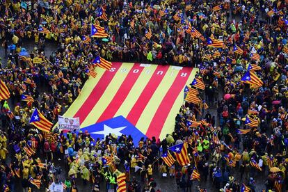 Una gran bandera independentista a l'inici de la manifestació.