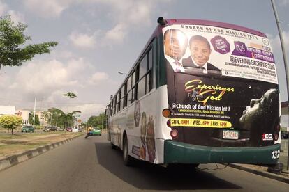 Autobus con publicidad de iglesia neopentecostal