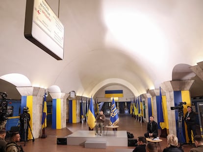 Zelenski, en una rueda de prensa en el metro de Kiev, el sábado.