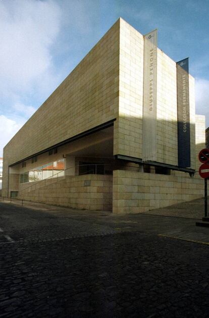 Héctor Navarro se refiere también a la obra de Eisenman, pero lo hace para destacarla junto a otros ejemplos de arquitectura contemporánea como la Sede de la SGAE de Antón García Abril o las obras de Alvaro Siza de los 90 [como el Centro Galego de Arte Contemporánea, en la imagen]. Manuel Blanco Lage, arquitecto, comisario y diseñador, director de la ETSAM (Universidad Politécnica de Madrid), aprecia especialmente cómo la ciudad "preserva la almendra de su centro histórico y en torno a ella ha construido, con aportaciones de figuras nacionales e internacionales, los elementos que la convierten en la capital de Galicia". Clara Moneo también alaba esa cuidada transición entre pasado y presente.