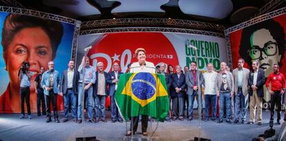 Dilma y parte de su equipo el pasado domingo en una rueda de prensa.
