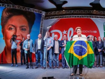 Dilma y parte de su equipo el pasado domingo en una rueda de prensa. 