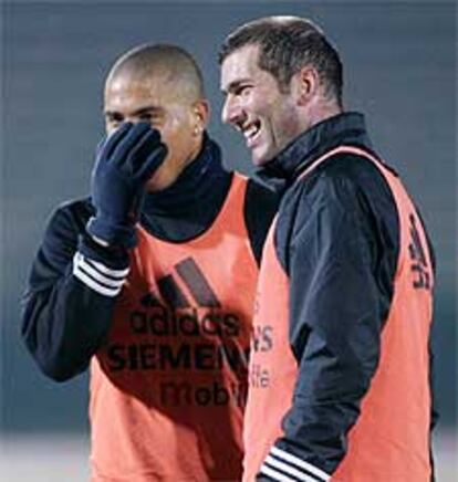 Ronaldo y Zidane bromean durante un ensayo.