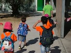 Niños de espaldas, el el inicio de los casals d'estiu (actividades de verano, campamentos) de la Fundació Pere Tarres en la escuela Sant Gregori de Barcelona