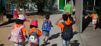 Un grupo de niños en el inicio de un casal de verano de la Fundación Pere Tarrés en la escuela Sant Gregori de Barcelona, en 2021.