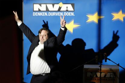 El líder de la Nueva Alianza Flamenca, Bart de Wever, celebra su éxito electoral ayer en Bruselas.