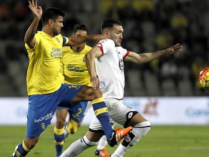 Lucas P&eacute;rez intenta escapar de Aytami.