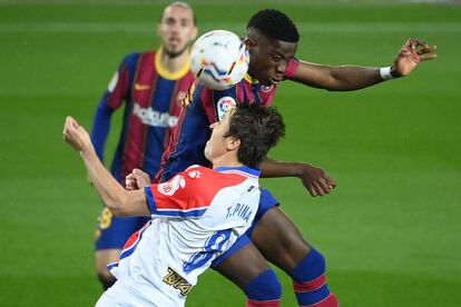 El medio Ilaix Moriba, que debutó este sábado en LaLiga como titular, disputa el balón con Tomás Pina.